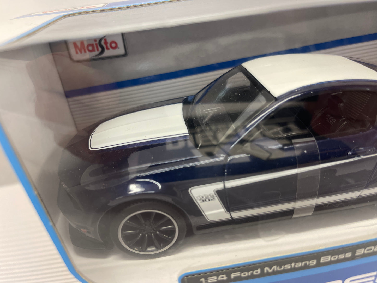 1:24 Ford Mustang Boss 302 by: Maisto