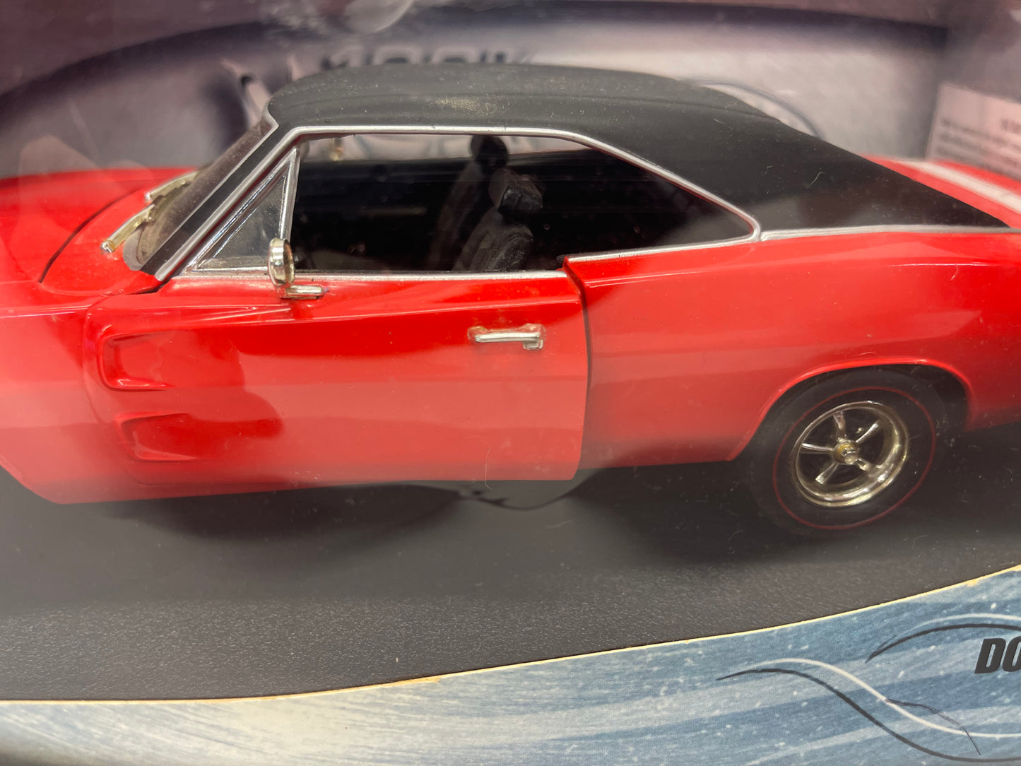 100% HOT WHEELS 1969 DODGE CHARGER R/T RED Scale 1:18 DIECAST