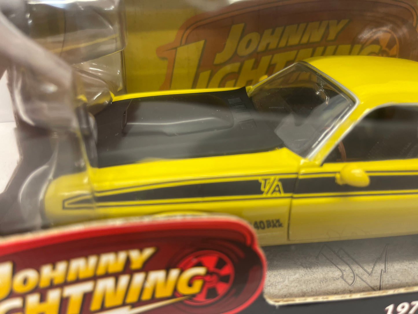 JOHNNY LIGHTNING 1970 DODGE CHALLENGER T/A 340 6 PACK DIE CAST 1:24