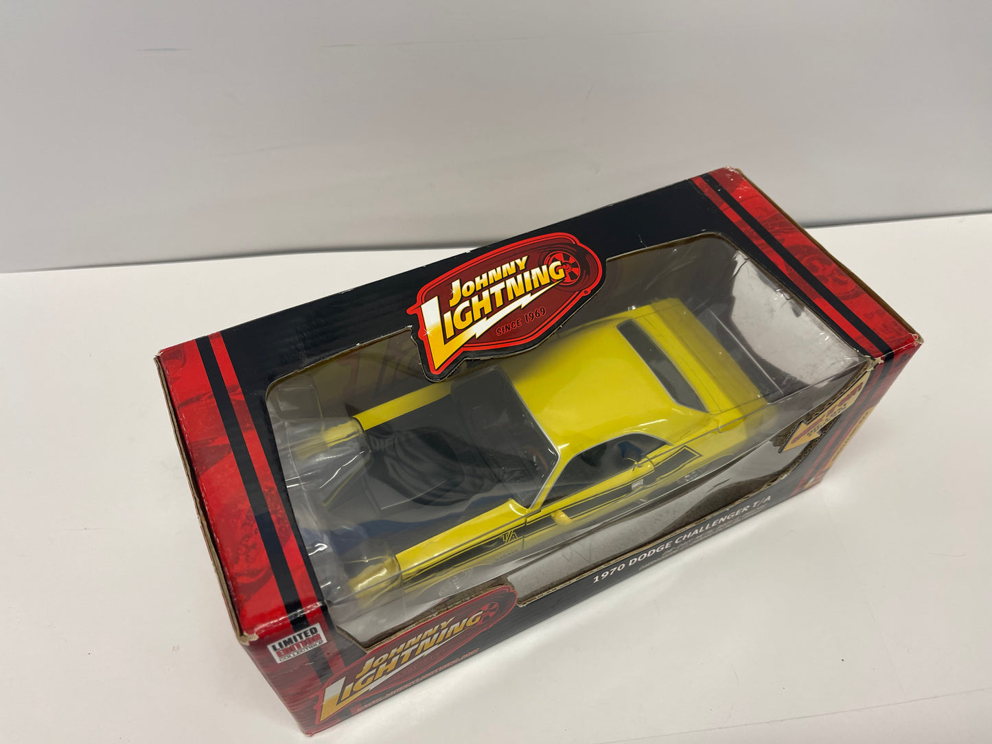 JOHNNY LIGHTNING 1970 DODGE CHALLENGER T/A 340 6 PACK DIE CAST 1:24