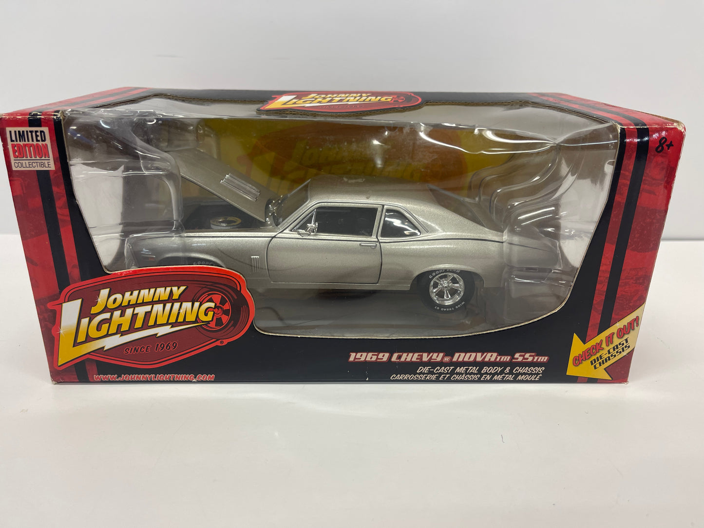 Johnny Lightning 1:24 1969 Chevy Nova SS