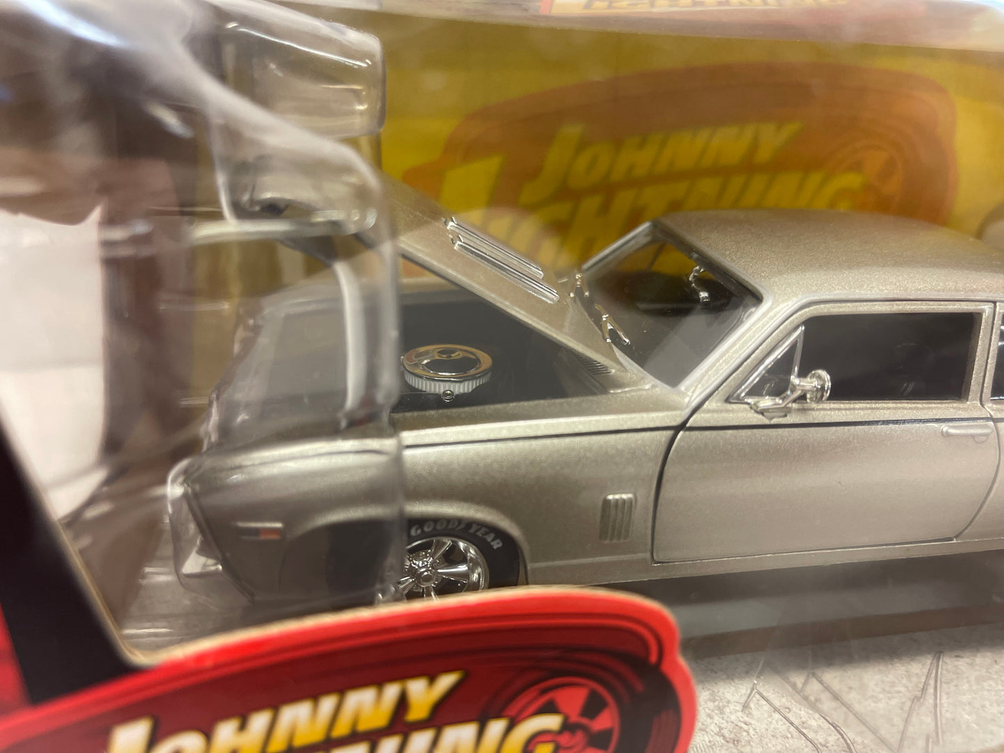 Johnny Lightning 1:24 1969 Chevy Nova SS