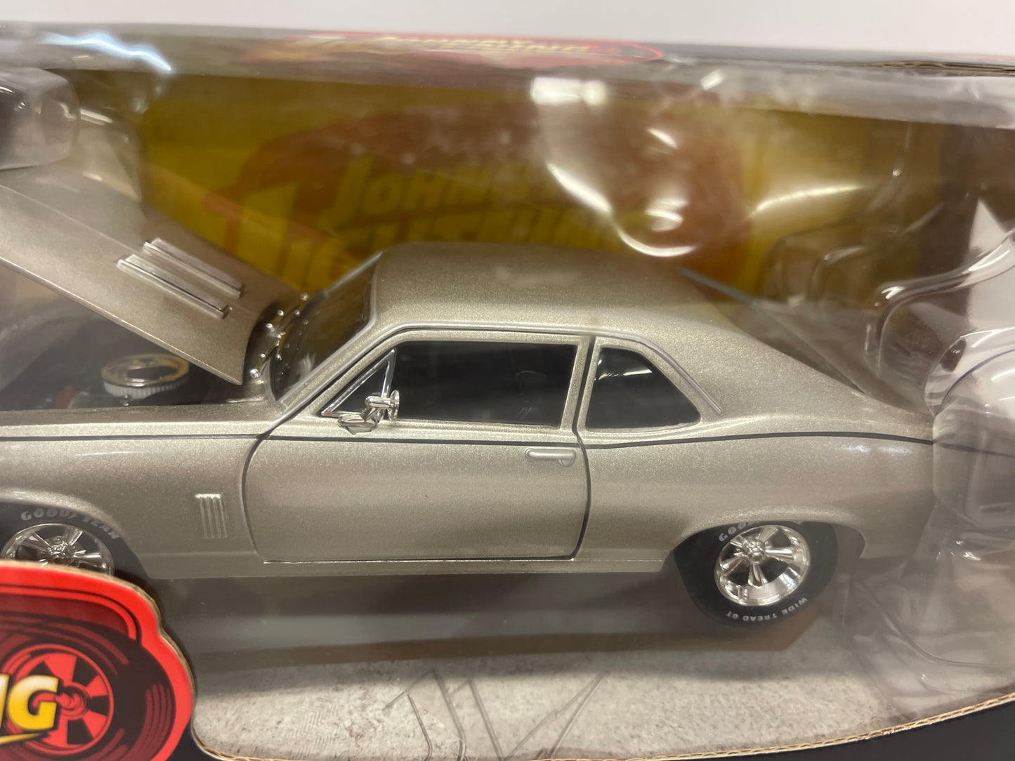 Johnny Lightning 1:24 1969 Chevy Nova SS