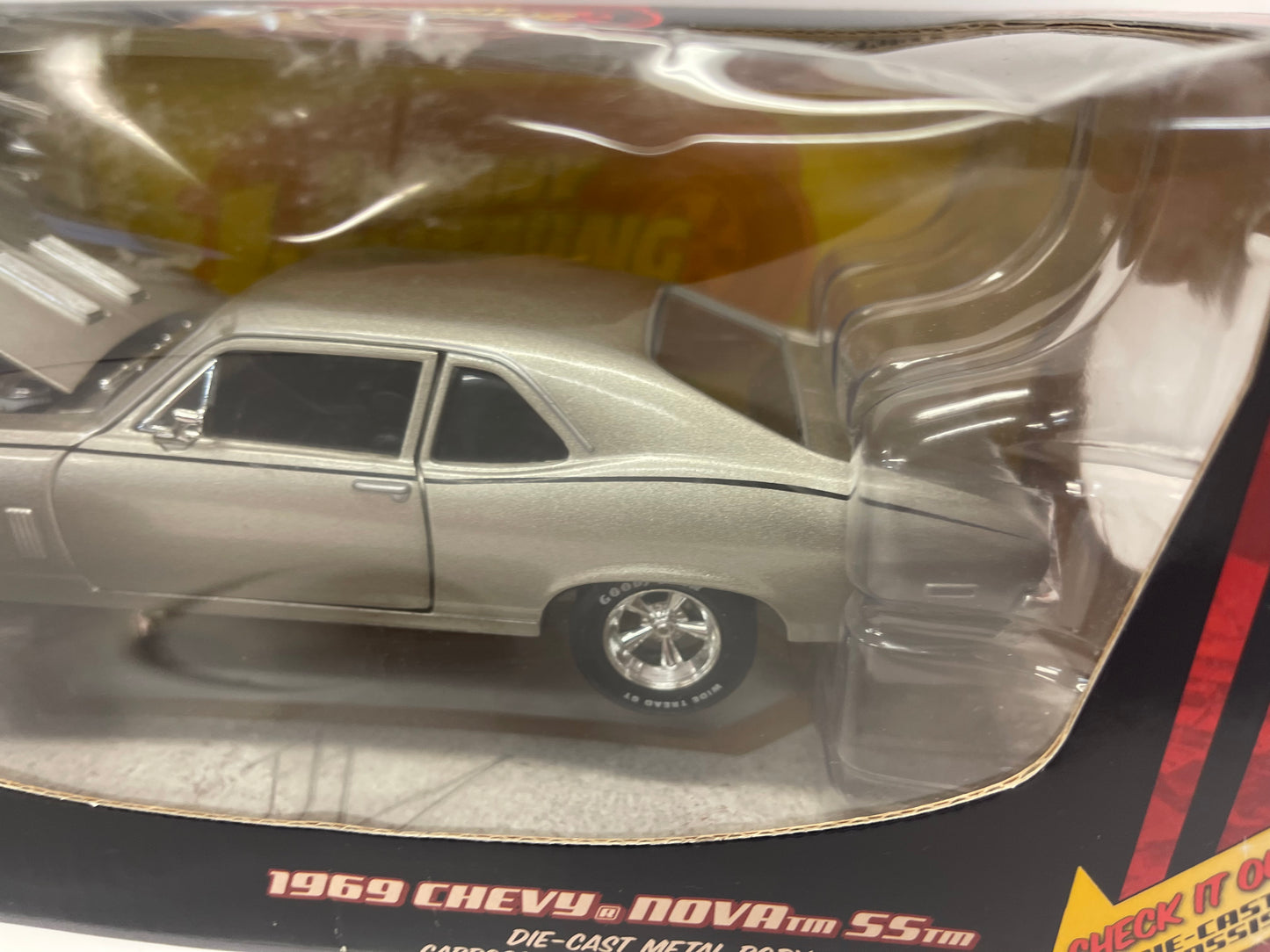 Johnny Lightning 1:24 1969 Chevy Nova SS