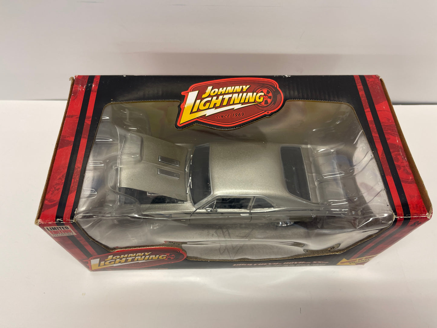 Johnny Lightning 1:24 1969 Chevy Nova SS