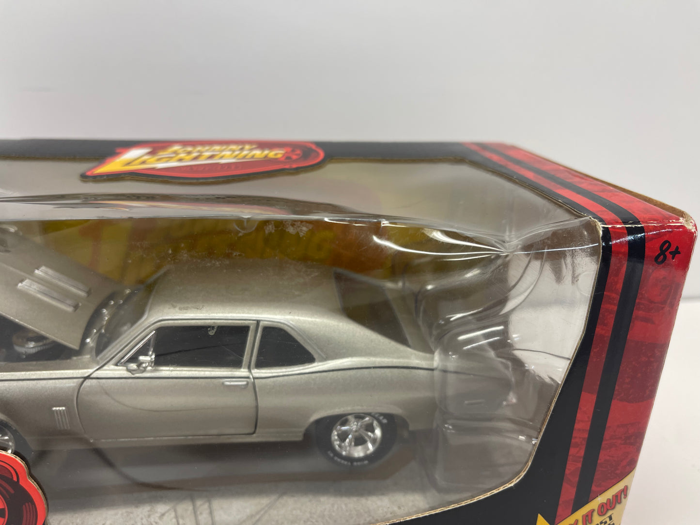 Johnny Lightning 1:24 1969 Chevy Nova SS