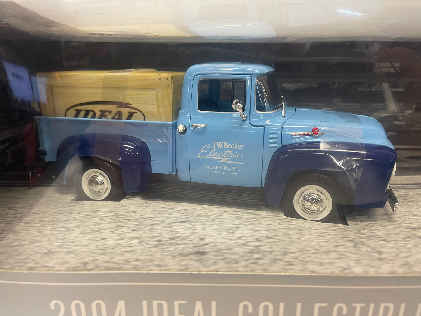 IDEAL Ford 1956 F-100 PICK UP & 2003 FORD F-150 KING RANCH NIB DIE CAST 1:18