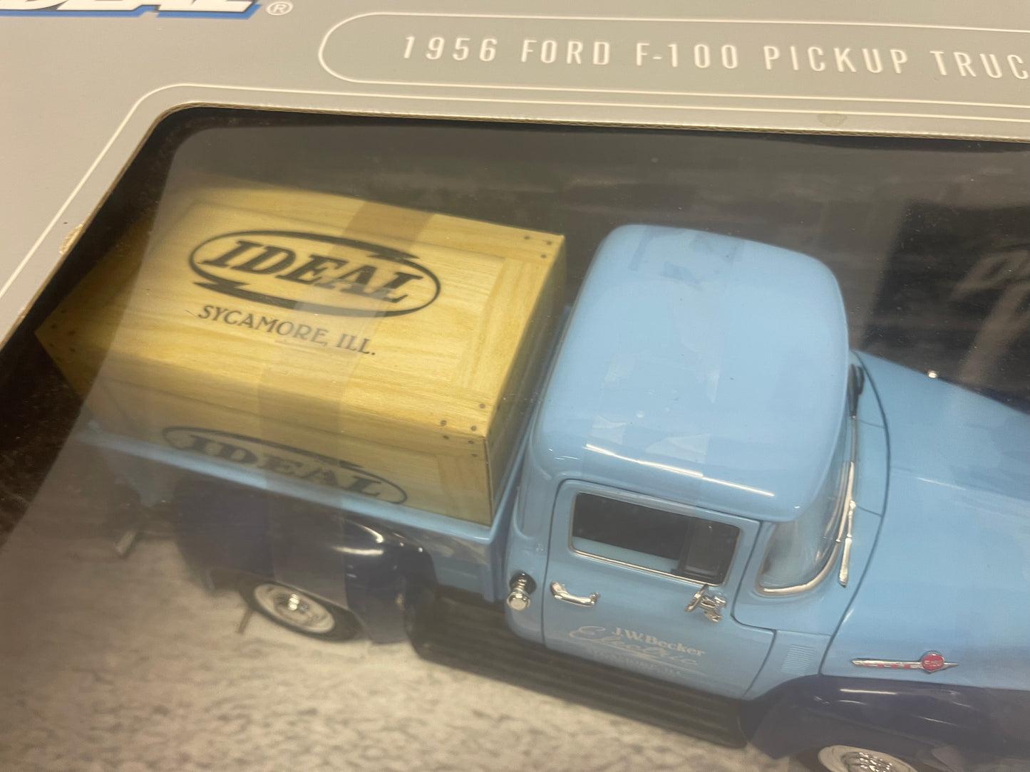 IDEAL Ford 1956 F-100 PICK UP & 2003 FORD F-150 KING RANCH NIB DIE CAST 1:18