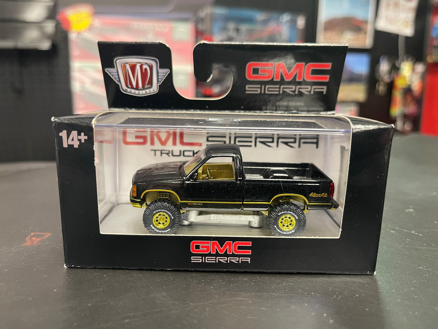 1:64 M2 Machines 1998 GMC Sierra 1500 4x4 Truck GOLD CHASE 1/750!