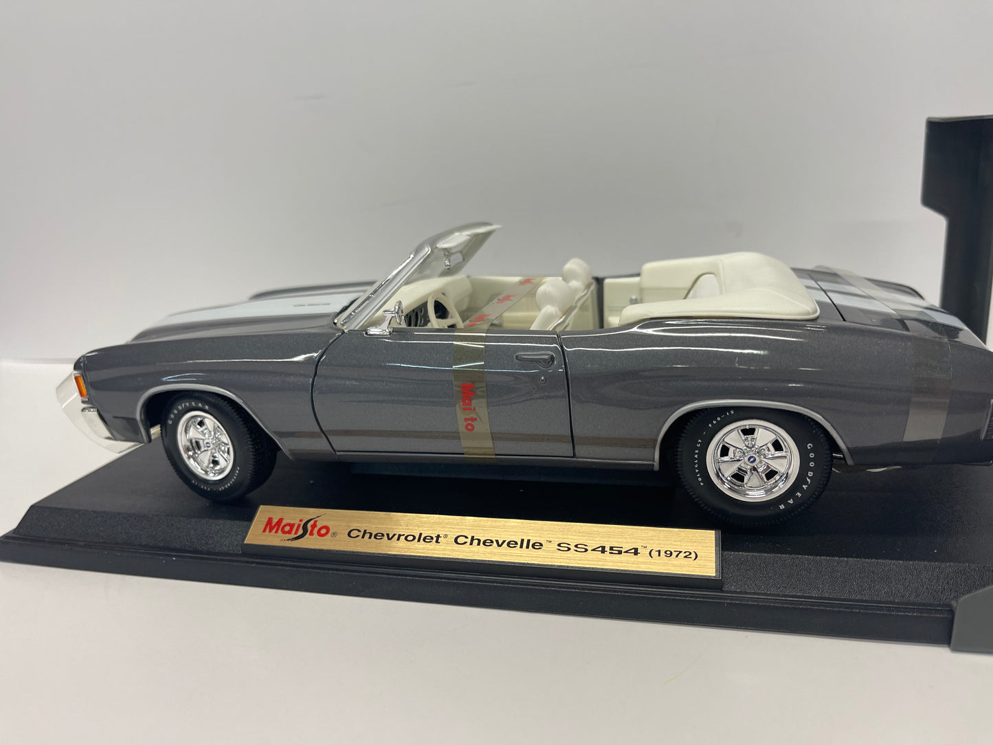 MAISTO 1/18 31892 1972 CHEVROLET CHEVELLE SS454 Silver