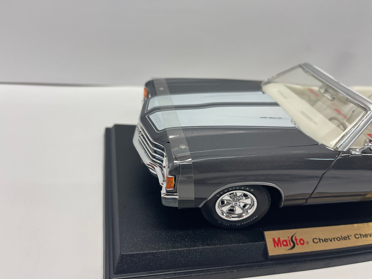 MAISTO 1/18 31892 1972 CHEVROLET CHEVELLE SS454 Silver