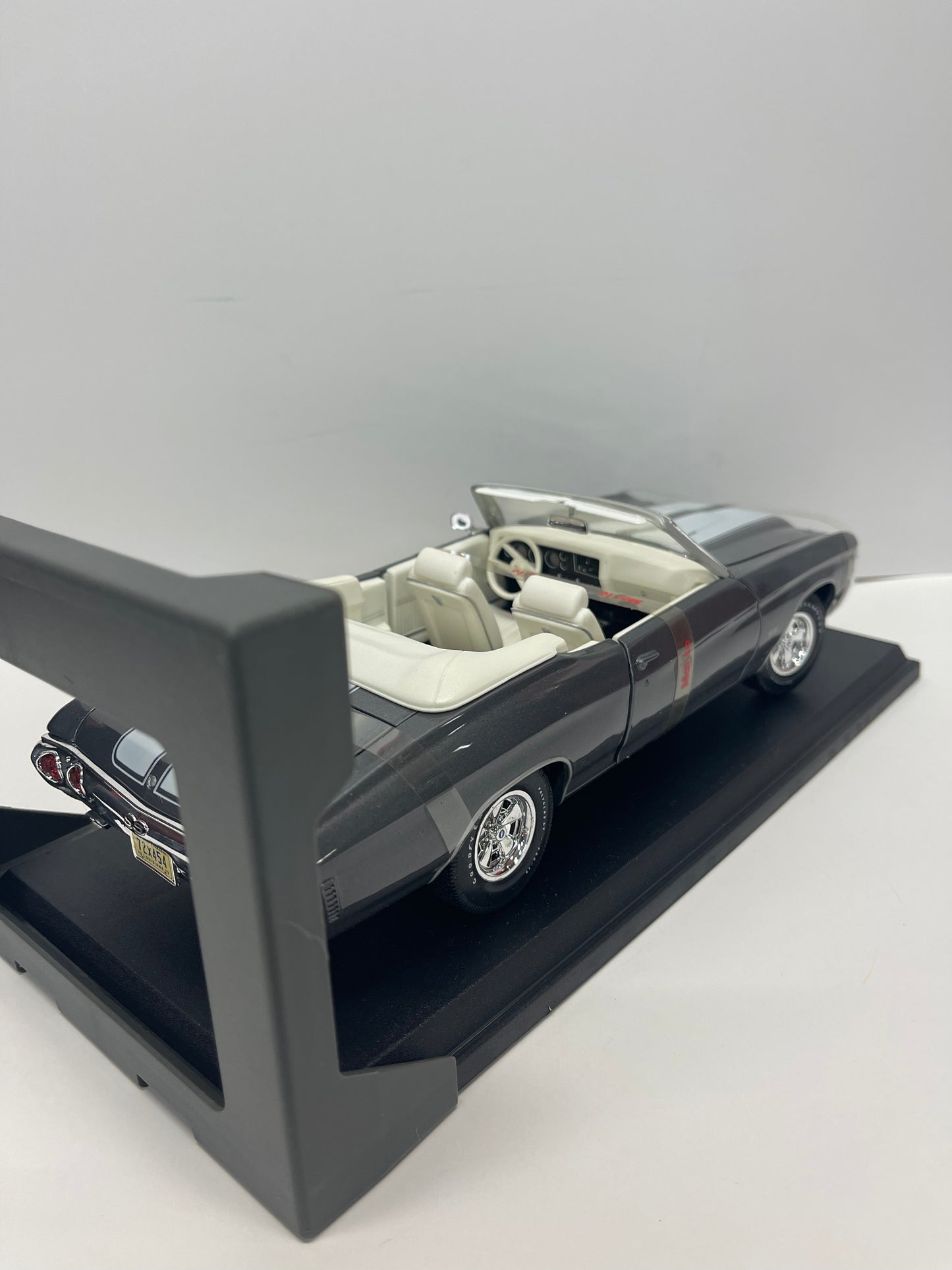 MAISTO 1/18 31892 1972 CHEVROLET CHEVELLE SS454 Silver