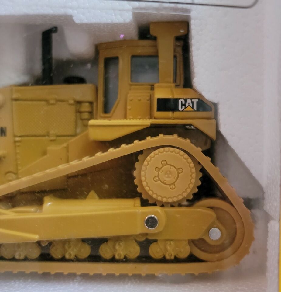 Norscot Caterpillar D10N Track-Type Tractor -Yellow-1:50 Diecast 55701